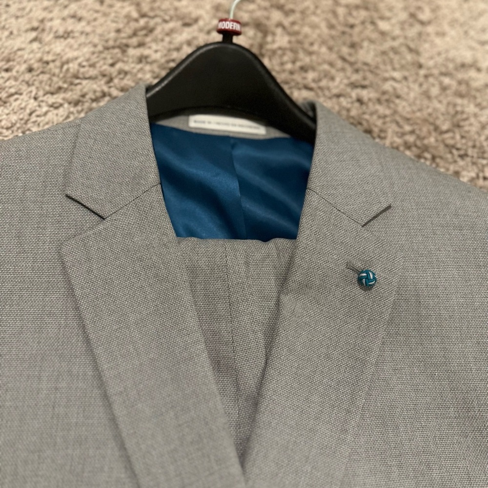 Men's Gray suit. Perry Ellis Portfolio Grey Suit. Brand New!! With tags!! - Picture 4 of 7